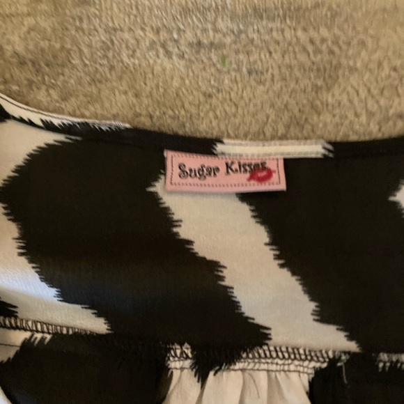 UGC SUGAR KISSES SHORT SLEEVE CHEVRON PATTERN BUTTON DOWN BLOUSE - Picture 2 of 7